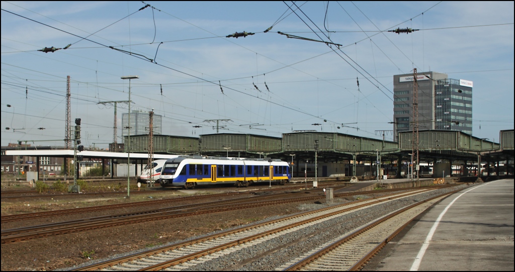 VT 563 verlsst hier am 09.04.11 gerade den Duisburger Hbf als RB 31 in Richtung Xanten