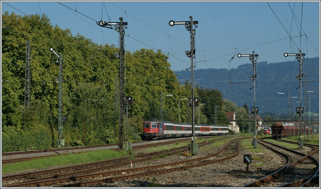Whrend im Hintergrund die S-Bahn Vorarlberg Bregenz zu strebt, erreicht die SBB Re 421 387-2 mit ihrem EC nach Mnchen in Krze Lindau Hbf. 
Lindau Reutin, den 21.09.2011