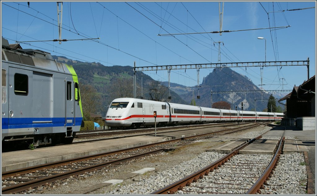 Whrend der ICE 373 nun freie Fahrt Richtung Interlaken hat, wird auch der Regionalzug der BLS Leissigen in Richtung Spiez verlassen.
09.04.2011