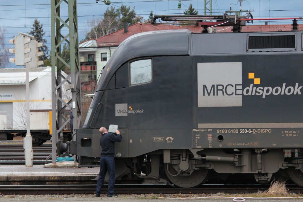 Während der Rangierfahrt im Bahnhof von Freilassing füllt der Lokführer von 182 536-6 die Sandbehälter auf. Die Lok zog anschließend den IC Königsee weiter nach Berchtesgaden. Aufgenommen am 5. Januar 2012.