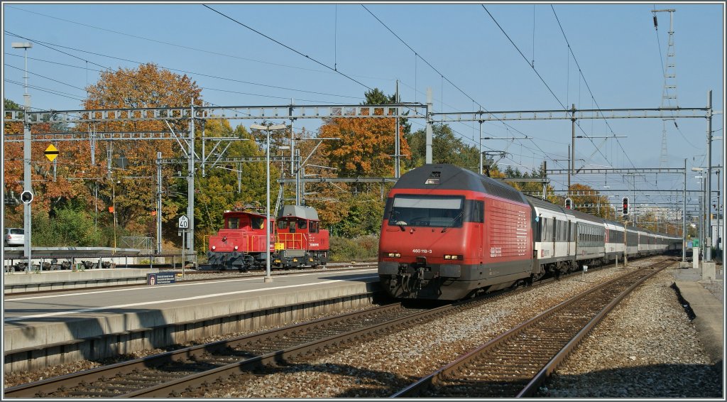Whrend die Re 460 118-3 mit einem IR nach Geneve in Morges einfhrt, geniest ein BAM Te und ein SBB Diensttraktor im Hintergrund den milden Herbsttag.
21.10.2011