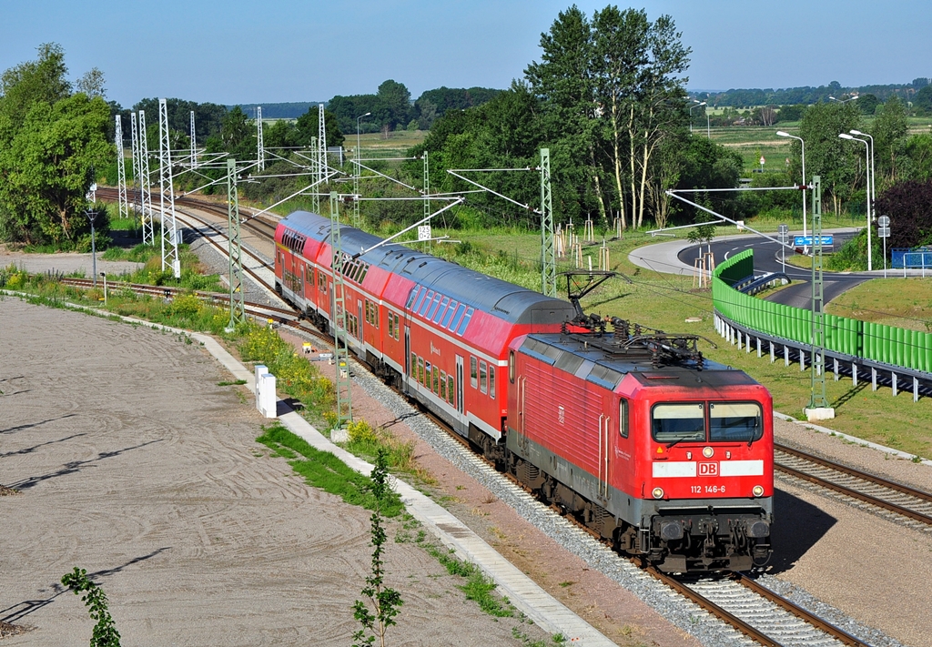 Weiterhin rund um Rostock unterwegs ist die Kieler 112 146.Am 02.07.2012 rollt die Lok mit ihrer S-Bahn aus Rostock in den Hp Warnemnde werft.