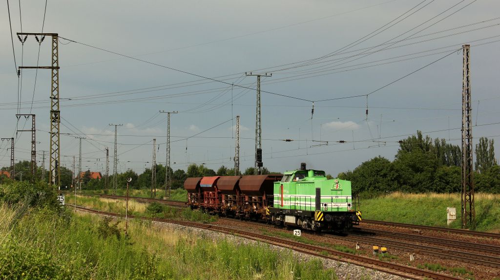 Werklok 20 oder Lisa 1 oder 293 024-6 der Erfurter Industriebahn durchfuhr am 6.7.12 frisch Hauptuntersucht mit 4 Schotterwagen am Haken den Bahnhof von Grokorbetha.