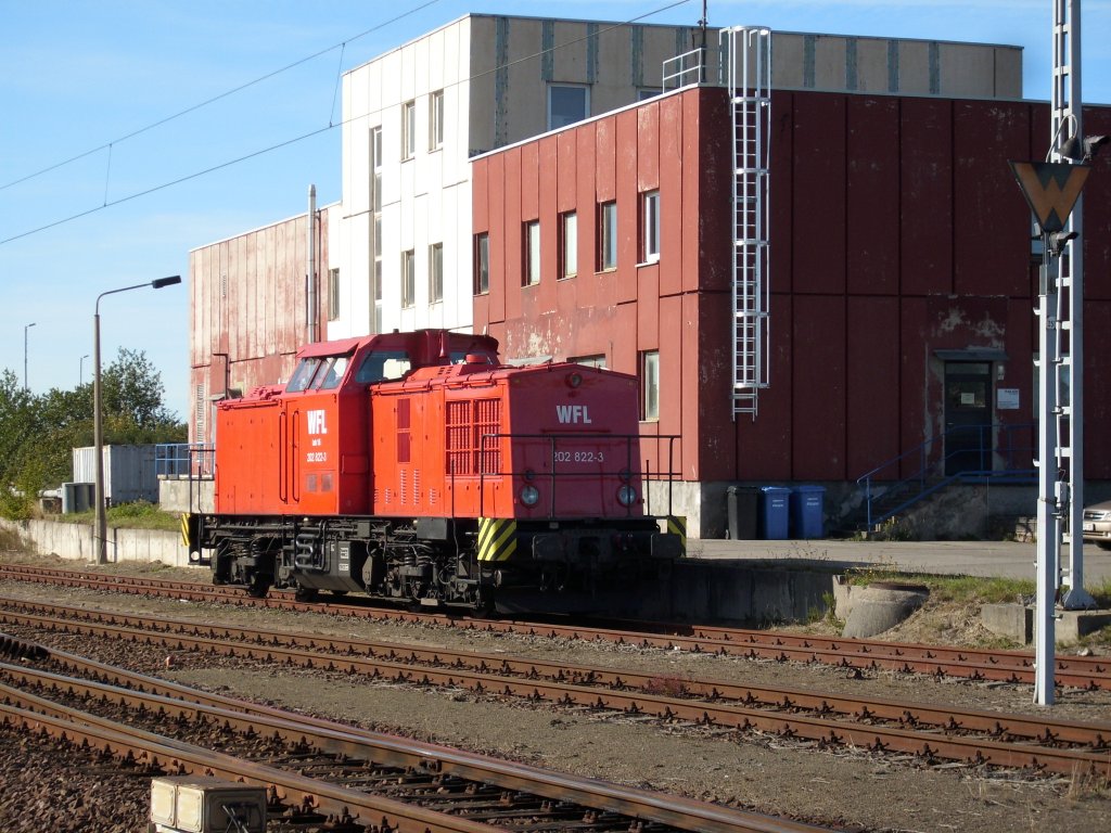 WFL-Lok Nr.15 (202 822) am Zentralstellwerk in Mukran am 18.September 2009.