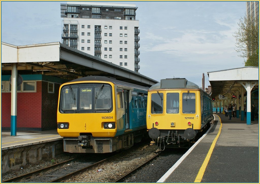 Wirkt schon fast modern, der 143 604 neben dem 121 032...
Cardiff Queensstreet Station am 28. April 2010. 