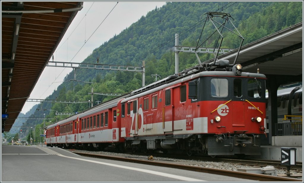  zb  (Zentralbahn) De 110 002-3 mit einem Regionalzug nach Meiringen kurz vor der Abfahrt in Inerlaken Ost. 
1. Juni 2012