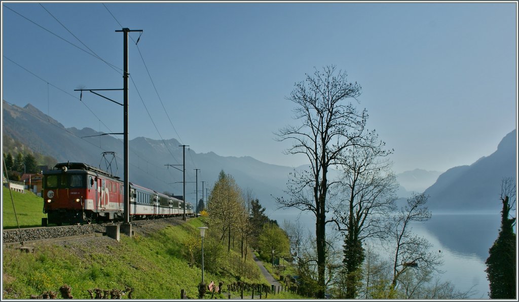 Zentralbahn  zb  De 110 021-3 mit dem IR 2210 bei Niederreid am Morgen des 9. April 2011.