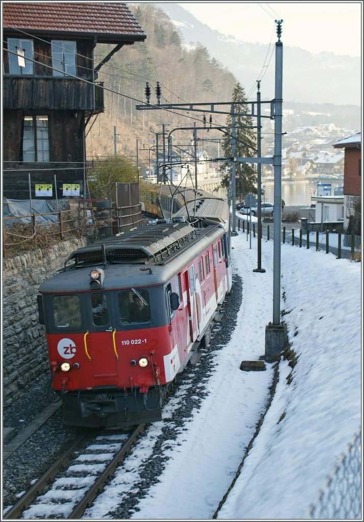 Zentralbahn  zb  De 110 022-1 mit einen GoldenPass unterwegs bei Brienz am 5. Feb. 2011