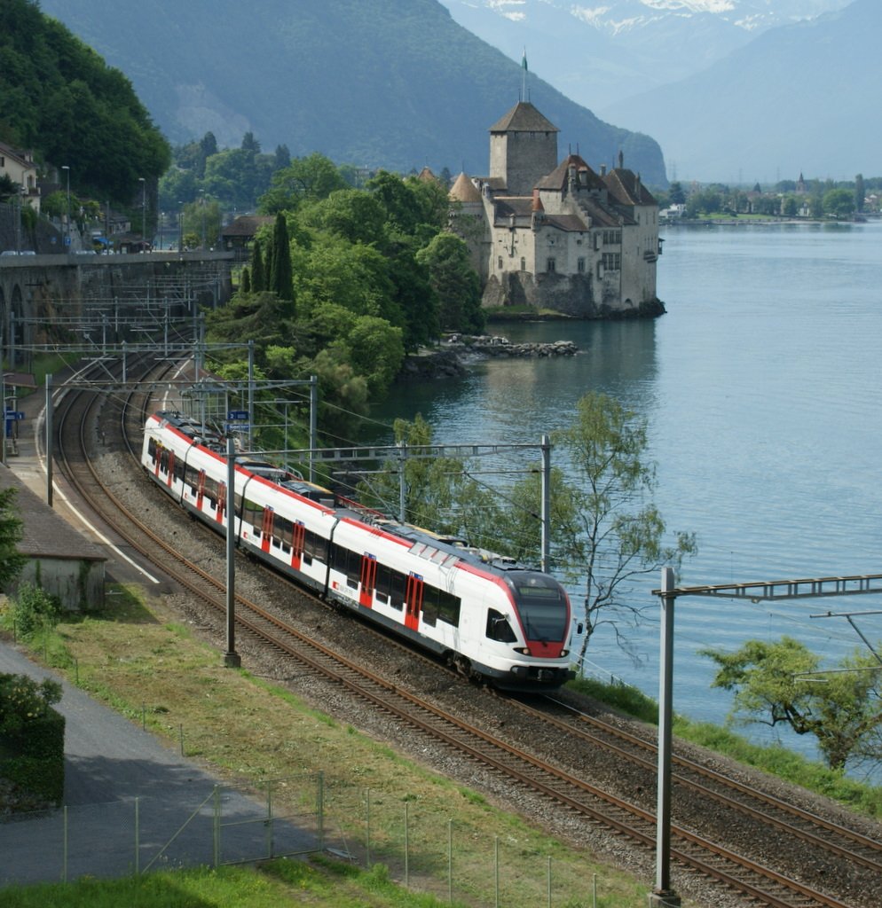 Zunehmend verkehren im Regionalverkehr Yverdon/Allaman - Lausanne - Villeneuve Flirts statt NPS. Hier beim Château de Chillon am 8. Juni 2010.