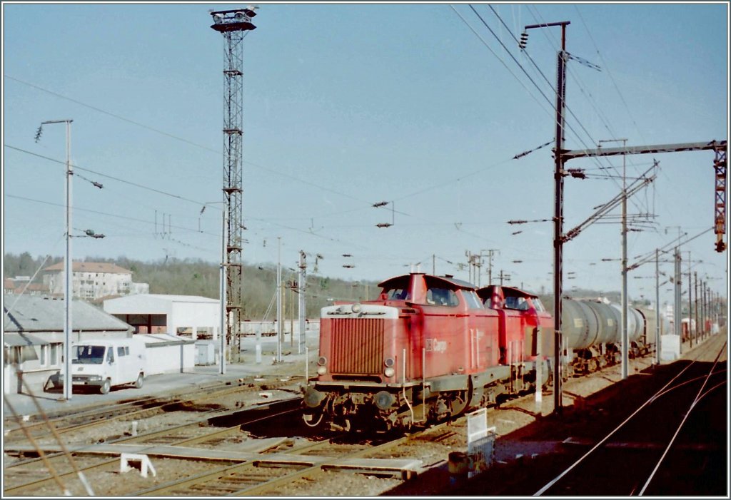 Zwei 212 in Forbach. Das Bild entstand aus dem fahrenden Zug am 14. Februar 2002