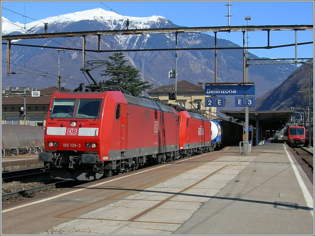 Zwei DB 185 mit einem Gterzug in Bellinzona am 13. Mrz 2006.