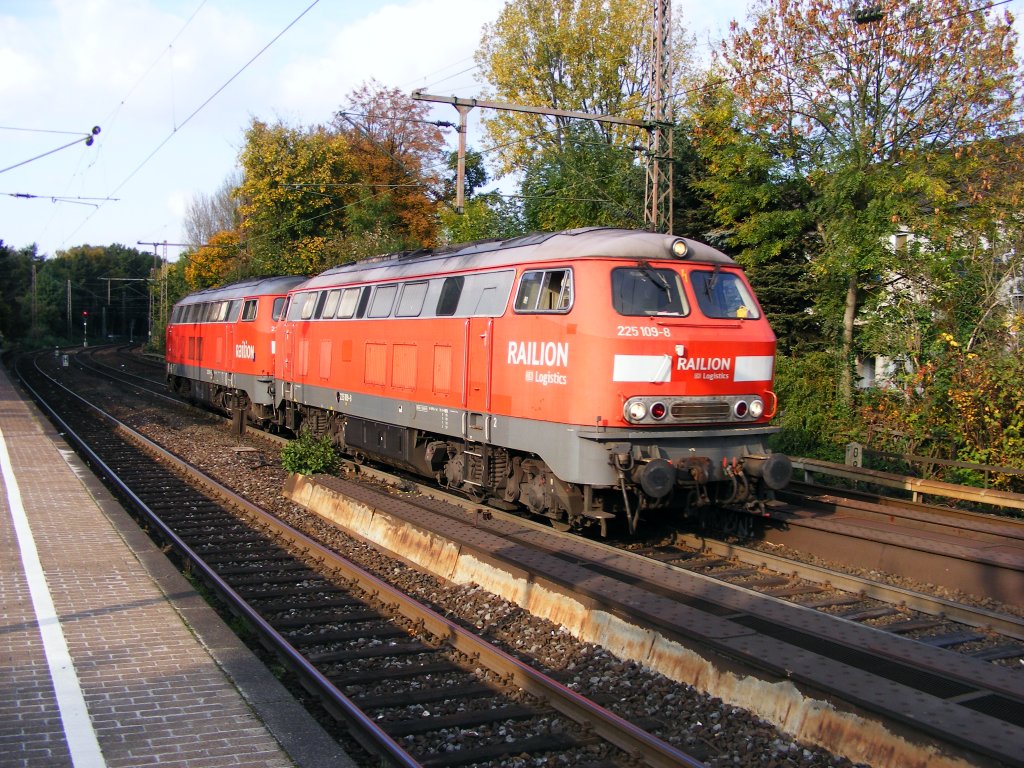 Zwei DB 225 fahren am 14.10.2008 durch Bochum-Hamme.