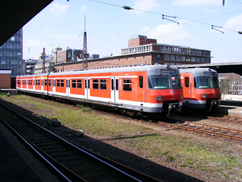 Zwei DB 420 sind am 17.04.2008 im nordstlichen Bereich des Essener Hauptbahnhofs abgestellt.
