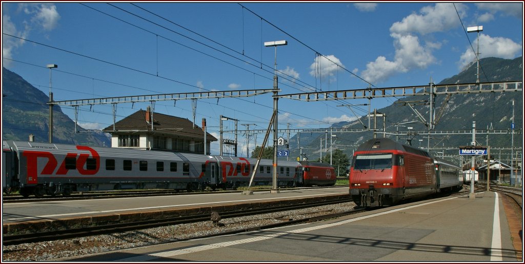 Zwei mal Re 460 - doch Grund zur Aufnahme waren die RDZ Schlafwagen 62 85 78 90 007-6 und 008-4 im linken Bildteil. 
Diese von Siemens in Wien auf Basis von RJ gebauten Schlafwagen sollen an der Innotrans in Berlin vorgestellten werden.
Martigny, den 22. Juli 2012