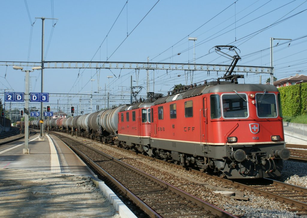 Zwei Re 4/4 II fahren mit einem langen Kesselzug durch Morges. 
1. Mai 2009