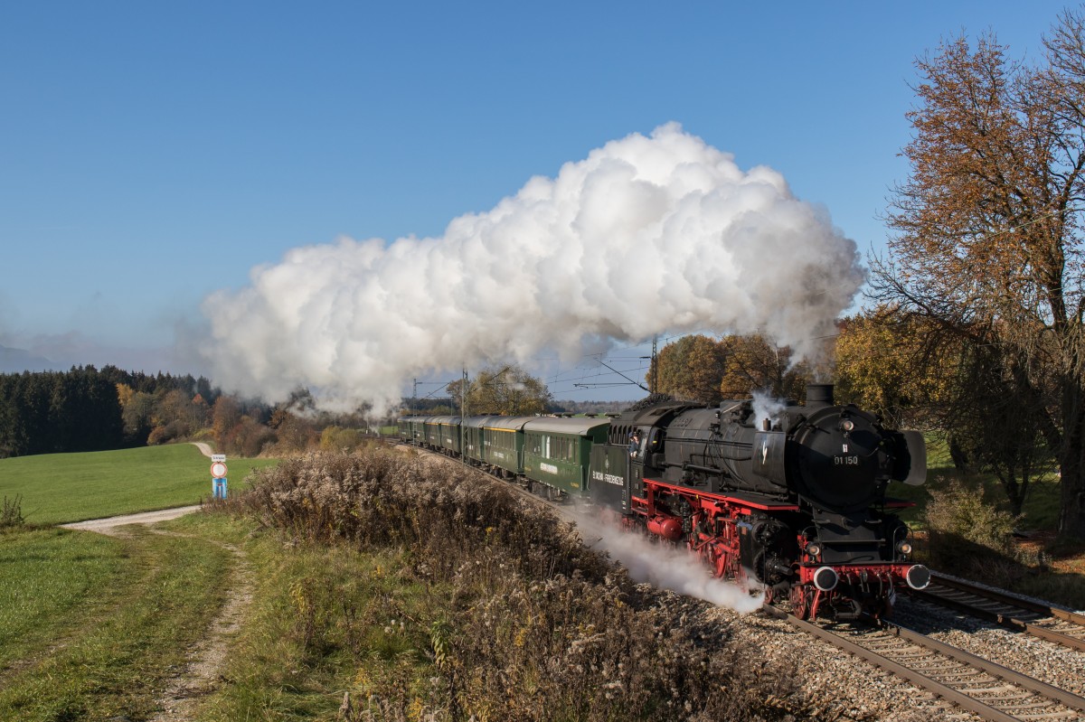 01 150 mit dem Sonderzug am 31. Oktober 2015 bei Grabensttt.