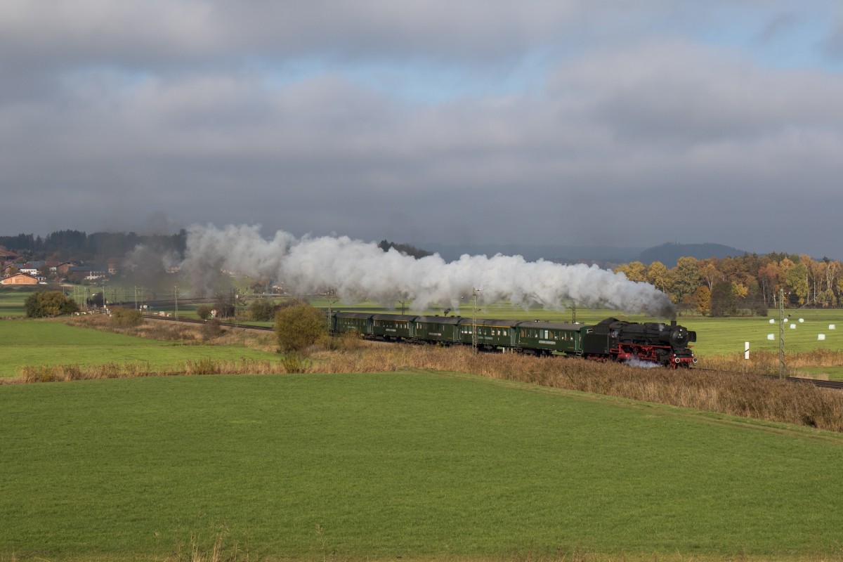 01 150 war am 31. Oktober 2015 mit einem Sonderzug in Richtung Freilassing unterwegs. Aufgenommen bei Bernau am Chiemsee.