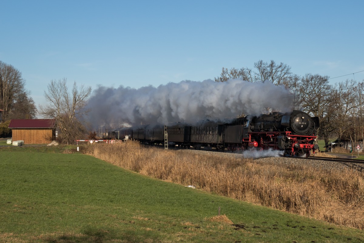 01 180-9 mit einem Sonderzug des  Bayerischen Eisenbahnmuseum  auf dem Weg nach Freilassing. Aufgenommen am 5. Dezember 2015 bei Weisham.