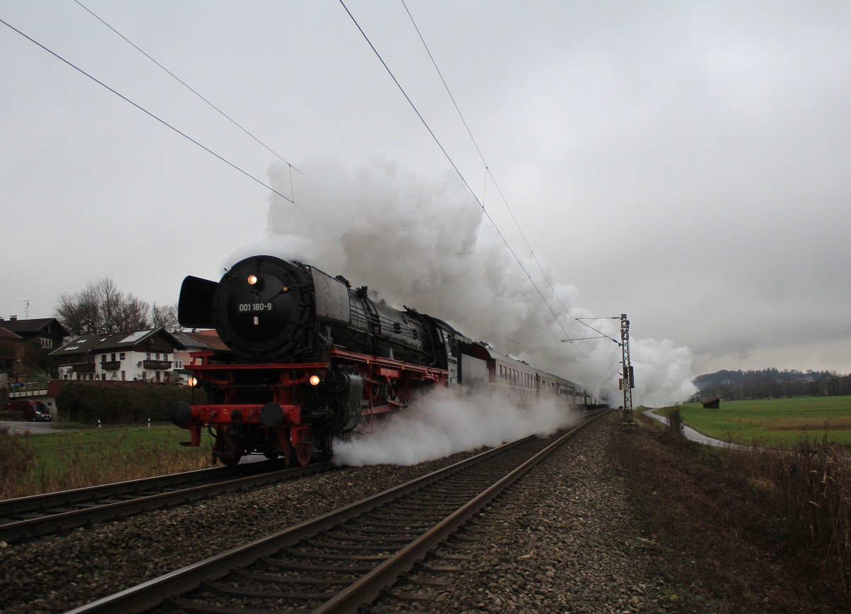 01 180-9 sorgte am 6. Dezember 2014 für viel Rauch im Chiemgau. Sie war mit einem Sonderzug des Bayerischen Eisenbahn-Museums nach Salzburg unterwegs. Aufgenommen bei Bernau am Chiemsee.