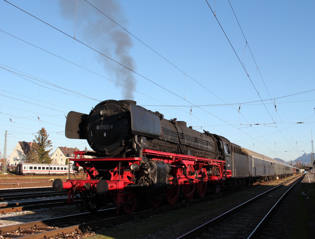 01 180-9 stand mit dem Sonderzug des  Bayerischen Eisenbahnhmuseums  aus Nrdlingen am 5. Dezember 2015 im Bahnhof von Freilassing.