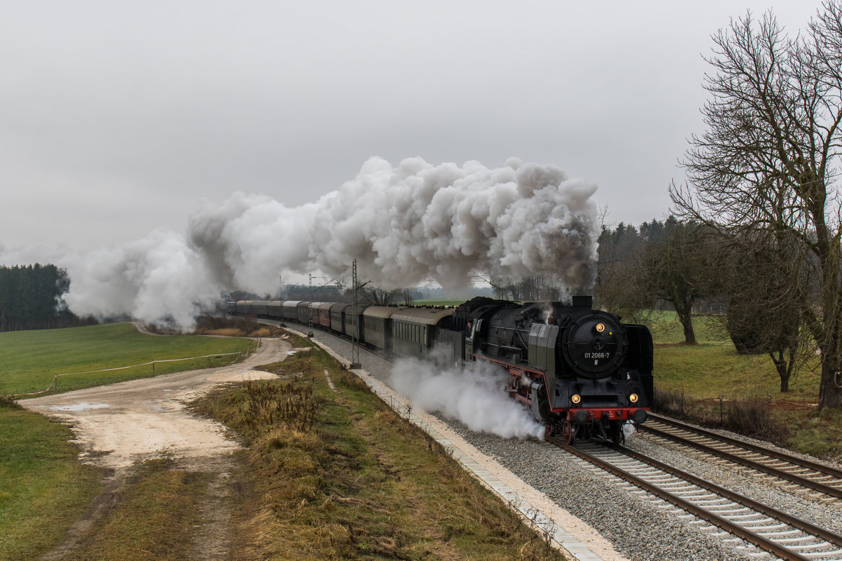 01 2066-7 des  Bayerischen Eisenbahn Museums  auf dem Weg nach Salzburg. Aufgenommen am 3. Dezember 2016 bei Grabensttt am Chiemsee.