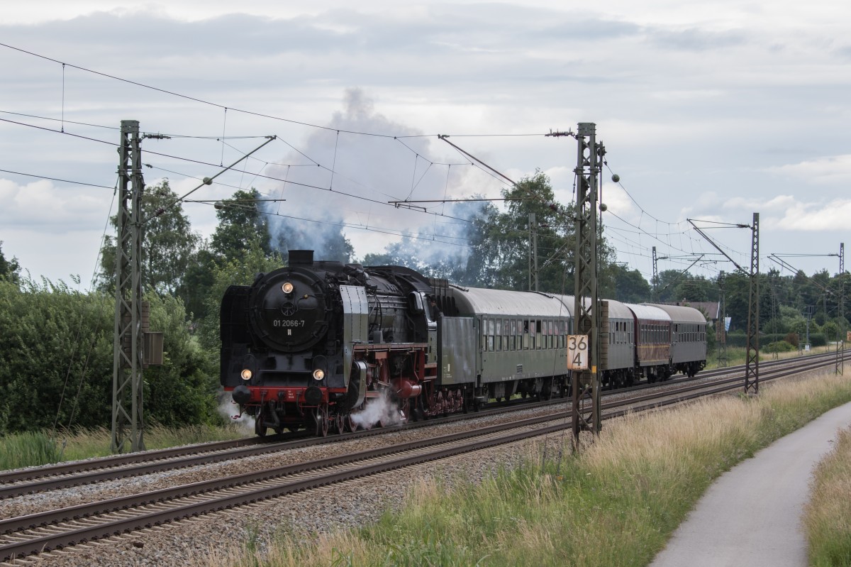 01 2066 auf dem Rckweg von Freilassing nach Nrdlingen am 21. Juni 2015 bei bersee am Chiemsee.