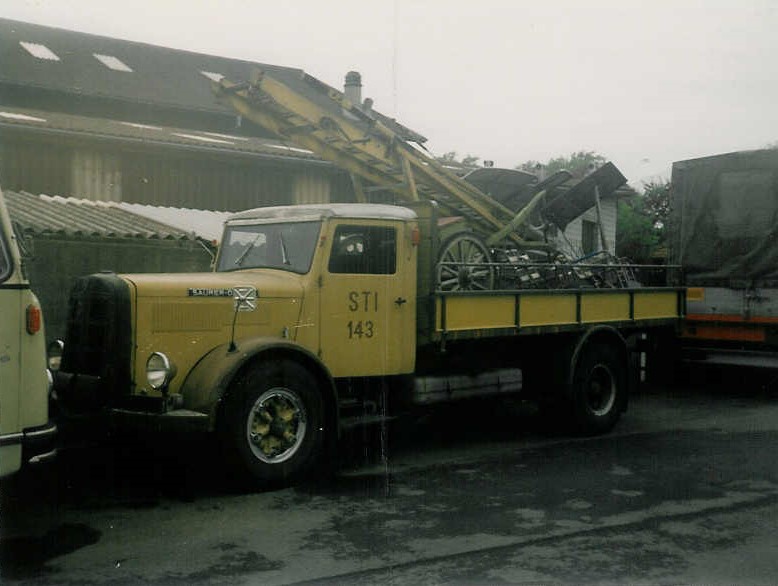 (018'300B) - STI Thun - Nr. 143 - Saurer (ex Nr. 43) am 23. Juli 1997 in Thun, Garage