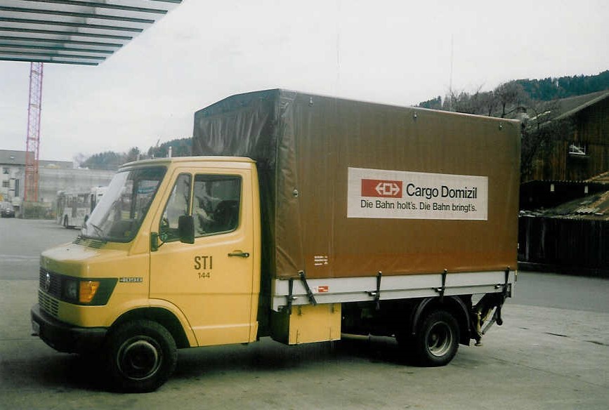 (021'916) - Aus dem Archiv: STI Thun - Nr. 144/BE 11'757 - Mercedes am 6. Mrz 1998 in Thun, Garage