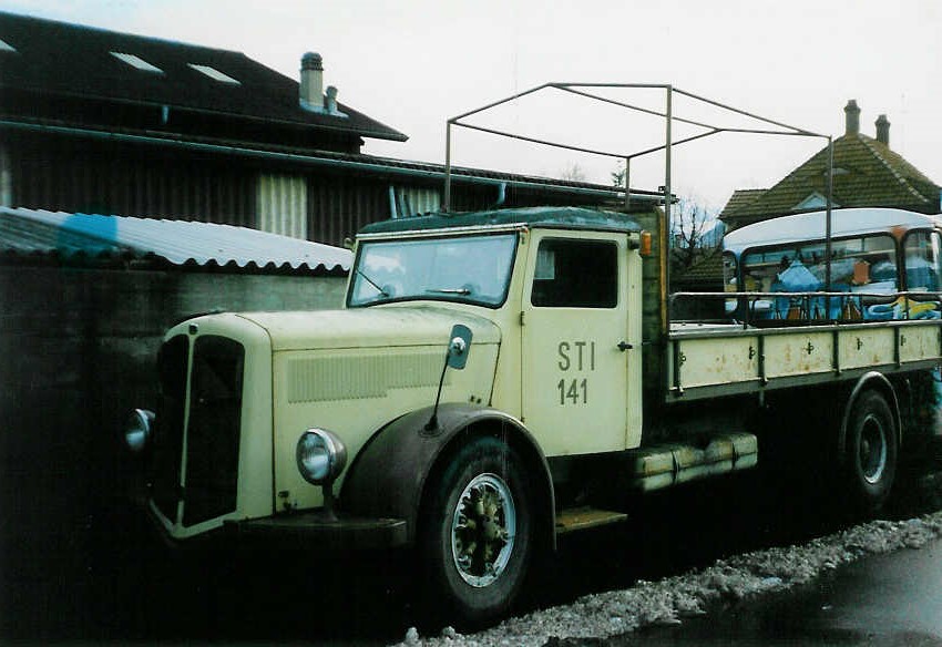 (028'231) - Aus dem Archiv: STI Thun - Nr. 141 - Berna (ex Nr. 41) am 13. Dezember 1998 in Thun, Garage