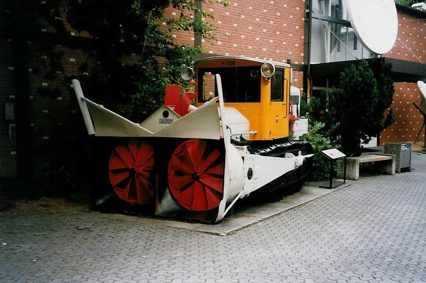 (034'330) - Aus dem Archiv: - PTT-Regie - P 3320 - Saurer Schneeschleuder am 13. Juli 1999 in Luzern, Verkehrshaus-