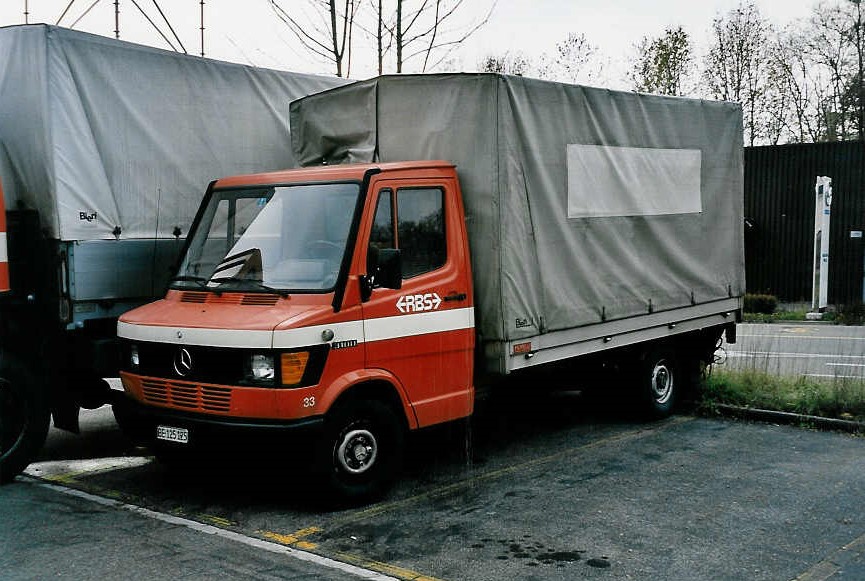 (050'626) - Aus dem Archiv: RBS Worblaufen - Nr. 33/BE 125'125 - Mercedes am 18. November 2001 in Worblaufen, Garage