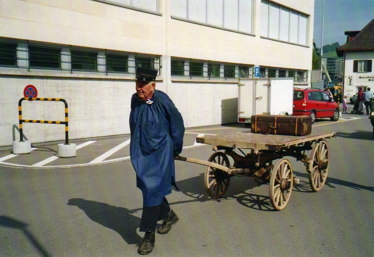 (070'933) - ZVB Zug - Gepcktransport von Anno dazumal am 11. September 2004 in Zug, Garage