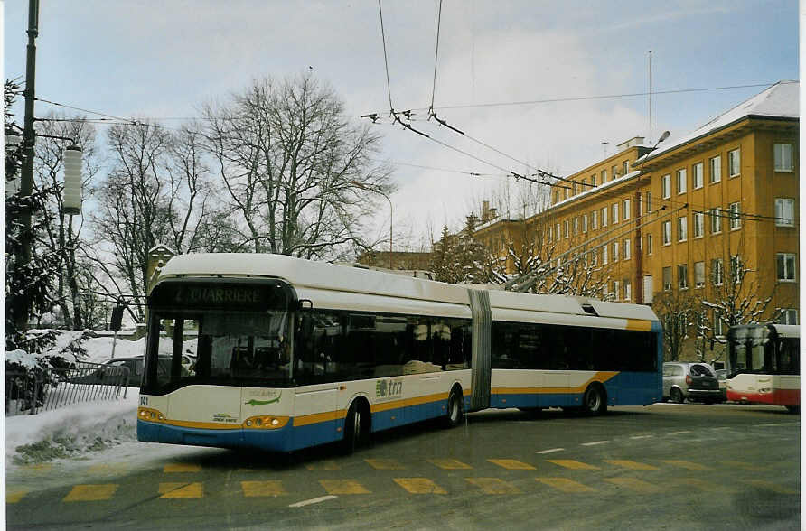 (082'136) - TC La Chaux-de-Fonds - Nr. 141 - Solaris Gelenktrolleybus am 28. Dezember 2005 beim Bahnhof La Chaux-de-Fonds