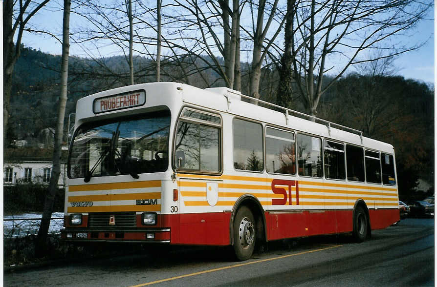 (082'435) - STI Thun - Nr. 30/BE 419'030 - Volvo/R&J (ex SAT Thun Nr. 30) am 3. Januar 2006 bei der Schifflndte Thun