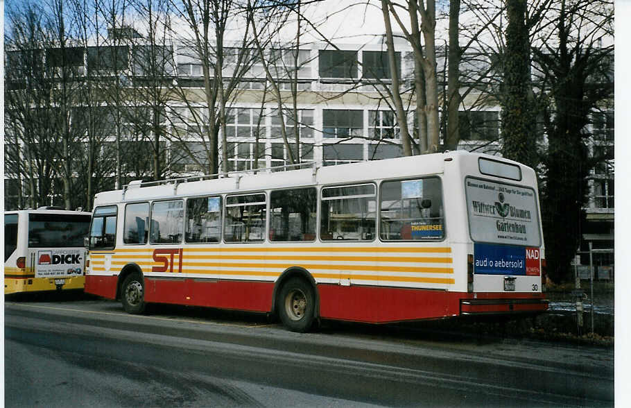 (082'436) - STI Thun - Nr. 30/BE 419'030 - Volvo/R&J (ex SAT Thun Nr. 30) am 3. Januar 2006 bei der Schifflndte Thun