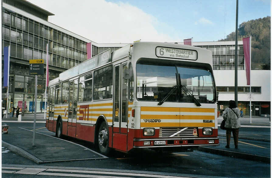 (082'502) - STI Thun - Nr. 32/BE 419'032 - Volvo/R&J (ex SAT Thun Nr. 32) am 3. Januar 2006 beim Bahnhof Thun