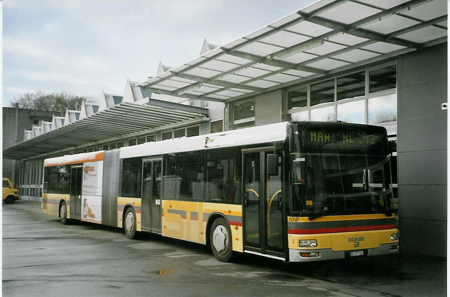 (082'709) - STI Thun - Nr. 102/BE 577'102 - MAN am 22. Januar 2006 in Thun, Garage