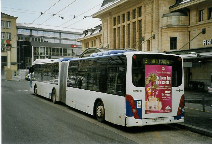 (083'819) - TL Lausanne - Nr. 565/VD 545'155 - Van Hool am 6. Mrz 2006 beim Bahnhof Lausanne