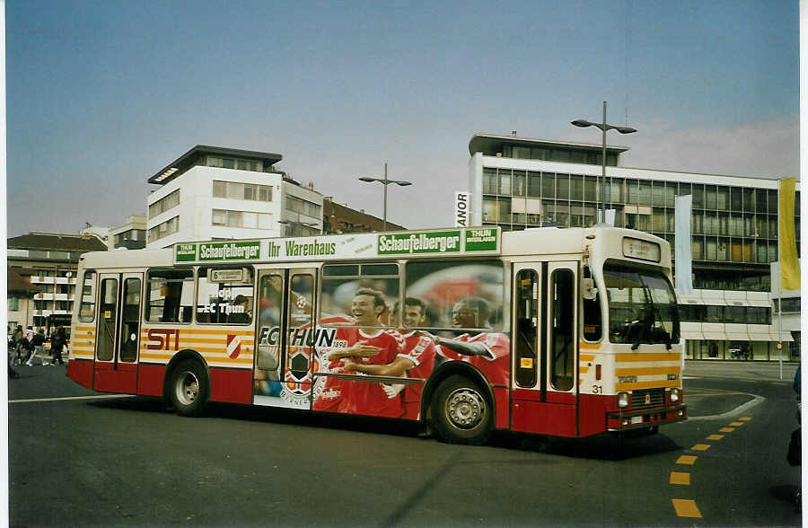 (083'902) - STI Thun - Nr. 31/BE 419'031 - Volvo/R&J (ex SAT Thun Nr. 31) am 15. Mrz 2006 beim Bahnhof Thun