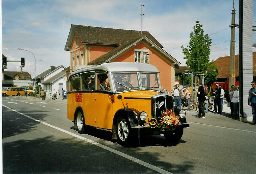 (085'004) - Rieser, Htten - ZH 65'038 - Saurer/Saurer (ex Bastler im Sihltal; ex Lienert, Einsiedeln; ex Steiner, Meikirch) am 13. Mai 2006 beim Bahnhof Aarberg