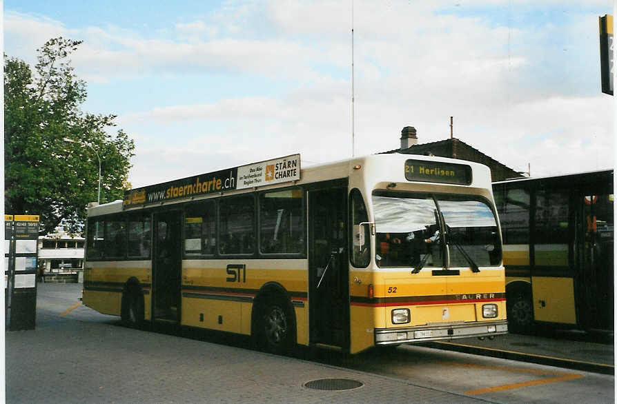 (085'918) - STI Thun - Nr. 52/BE 396'552 - Saurer/R&J am 5. Juni 2006 beim Bahnhof Thun