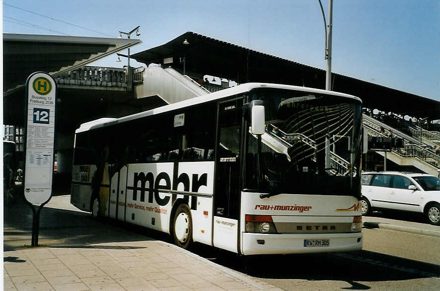 (087'325) - Rau+Munzinger, Schramberg - RW-RM 305 - Setra am 24. Juli 2006 beim Bahnhof Freiburg