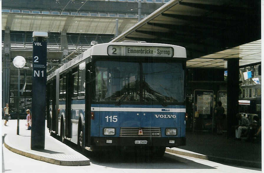 (087'503) - VBL Luzern - Nr. 115/LU 15'009 - Volvo/R&J am 25. Juli 2006 beim Bahnhof Luzern