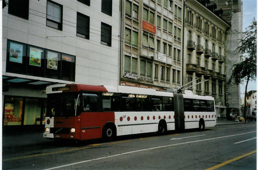 (087'630) - TPF Fribourg - Nr. 512/FR 300'417 - Volvo/Hess Gelenkduobus (ex TF Fribourg Nr. 112) am 26. Juli 2006 beim Bahnhof Fribourg