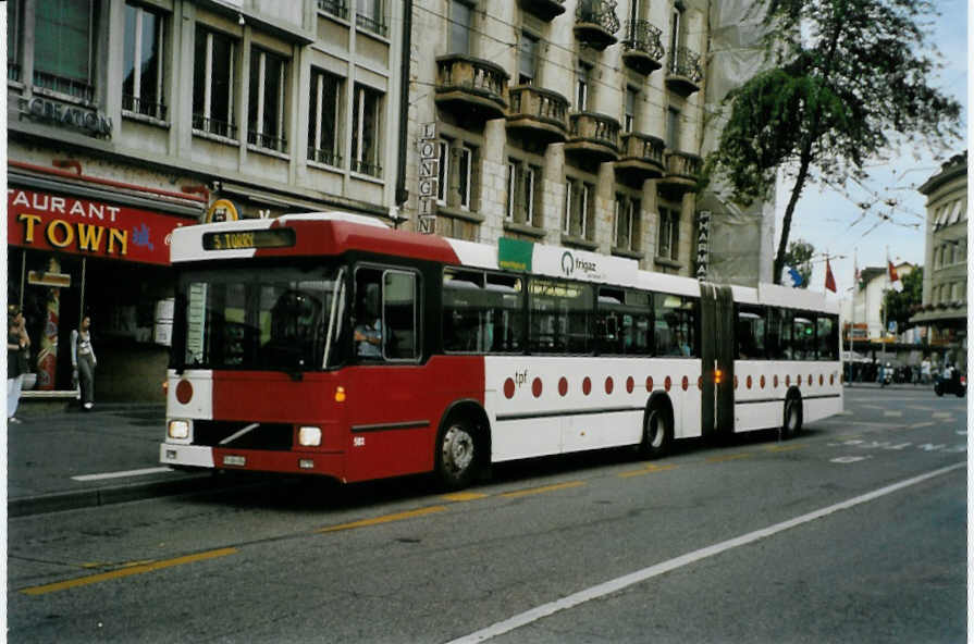 (087'631) - TPF Fribourg - Nr. 581/FR 300'384 - Volvo/Hess (ex TF Fribourg Nr. 181) am 26. Juli 2006 beim Bahnhof Fribourg