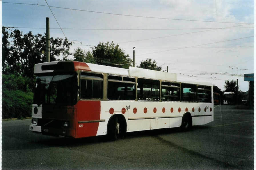 (087'703) - TPF Fribourg - Nr. 375/FR 300'418 - Volvo/Hess (ex TF Fribourg Nr. 75) am 26. Juli 2006 in Fribourg, Garage