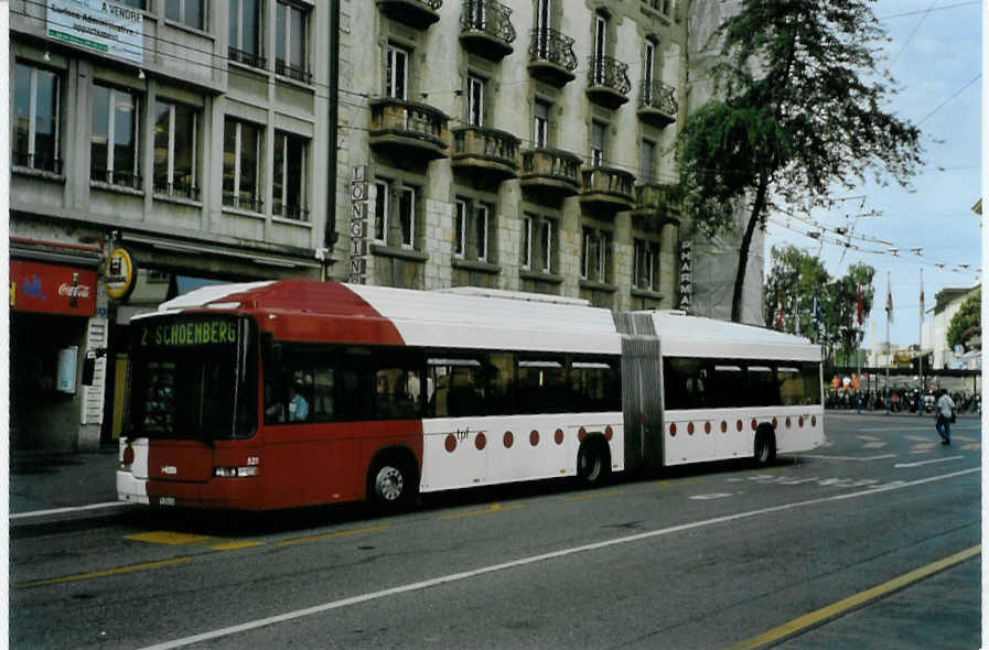 (087'706) - TPF Fribourg - Nr. 521/FR 300'436 - MAN/Hess Gelenkduobus am 26. Juli 2006 beim Bahnhof Fribourg