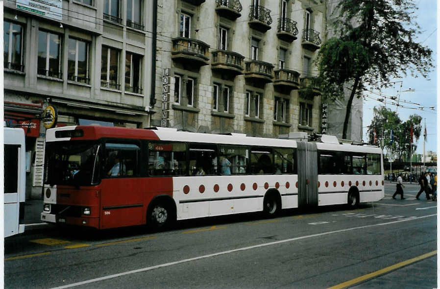 (087'708) - TPF Fribourg - Nr. 506/FR 300'410 - Volvo/Hess Gelenkduobus am 26. Juli 2006 beim Bahnhof Fribourg