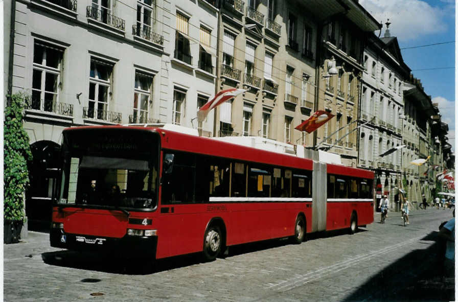 (088'302) - Bernmobil, Bern - Nr. 4 - NAW/Hess Gelenktrolleybus am 29. Juli 2006 in Bern, Zytglogge