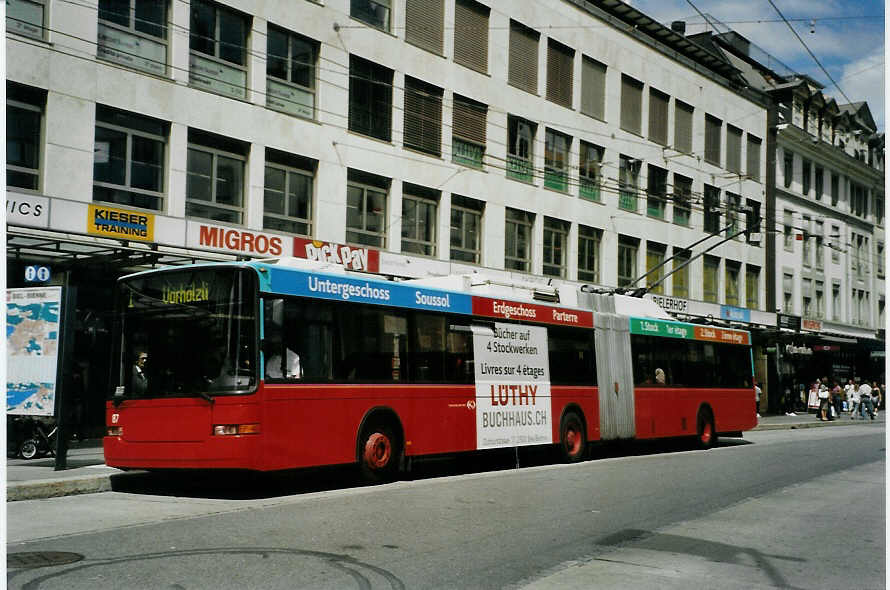 (089'033) - VB Biel - Nr. 87 - NAW/Hess Gelenktrolleybus am 19. August 2006 in Biel, Guisanplatz